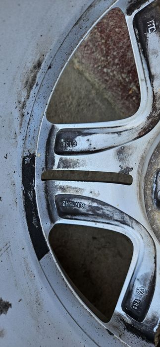 Vând set de 4 jante Volkswagen, dimensiune 195/65 R15, în stare bună.