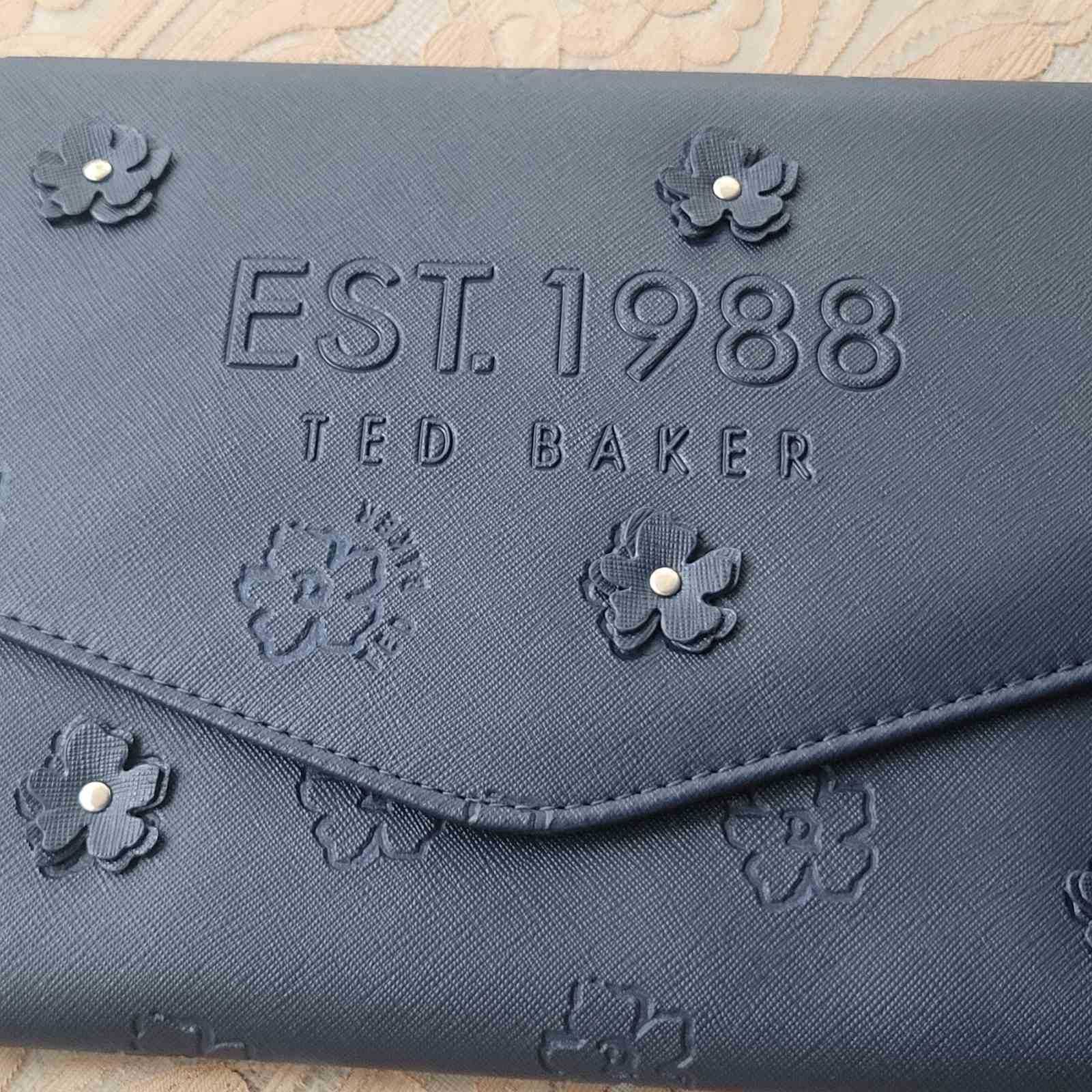 Ted Baker чисто нов клъч с флорални елементи