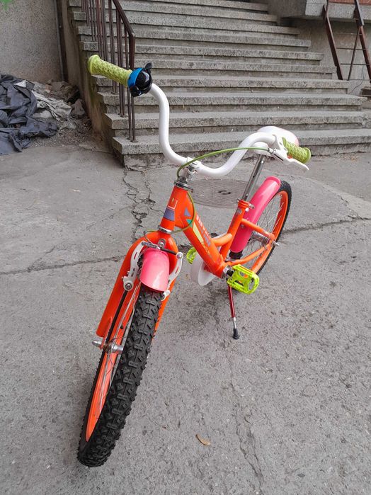 Детко колело със помощни колеленца розаво със леки следи от употреба