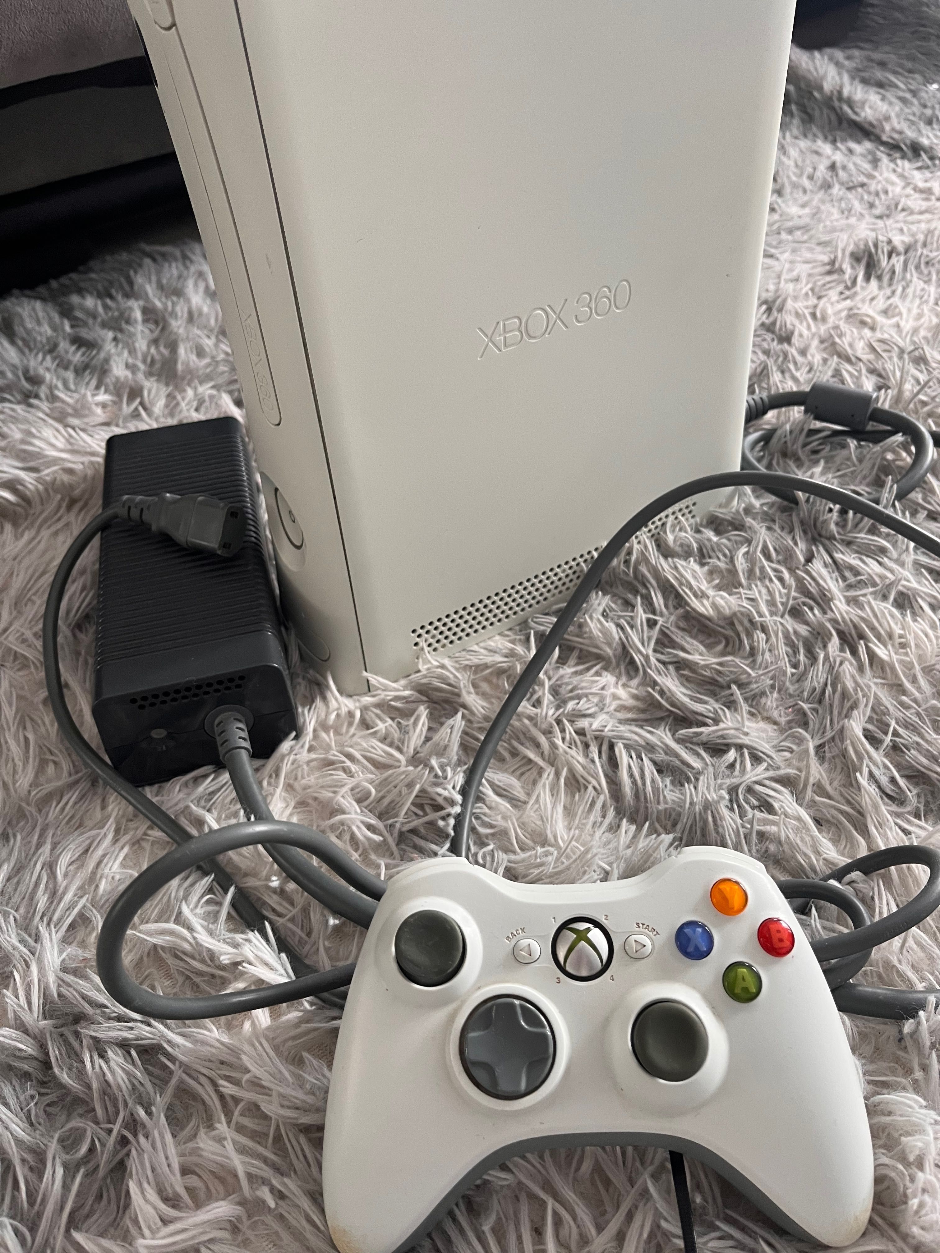 Конзола XBox 360 + оригинално зарядно + джойстик