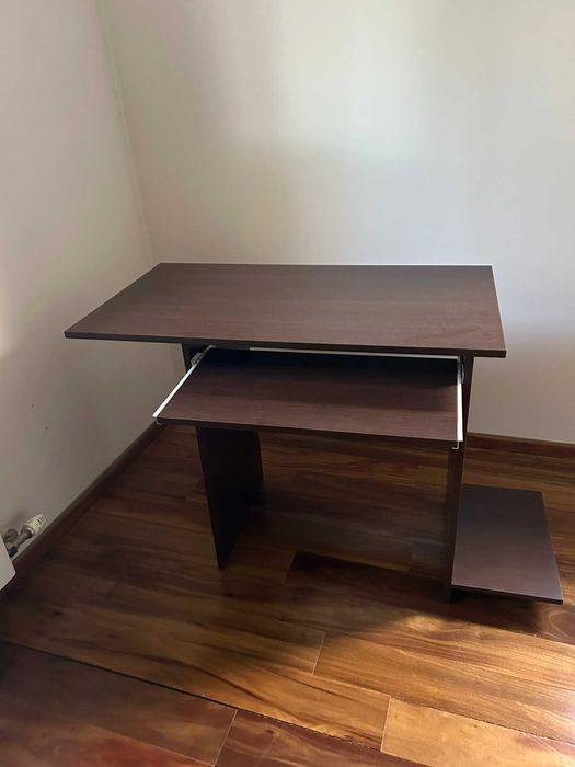 Бюро за компютър и секция за стена