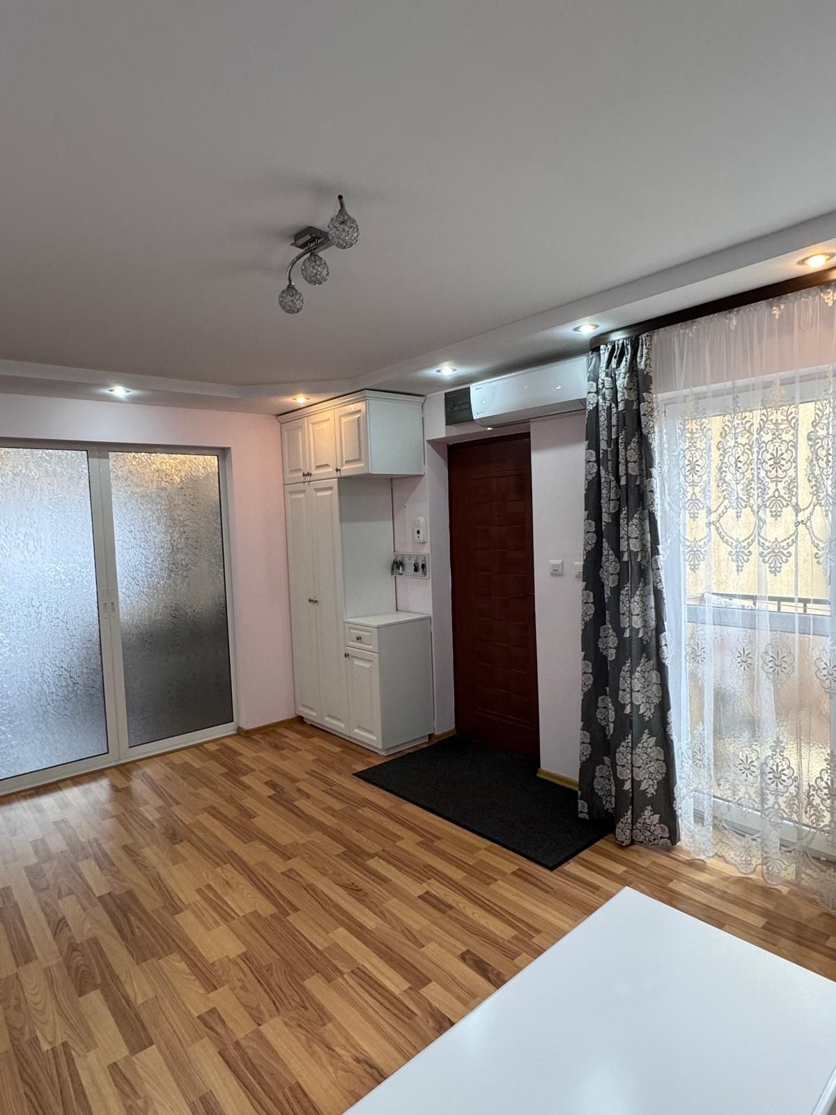 Apartament 3 camere de închiriat
