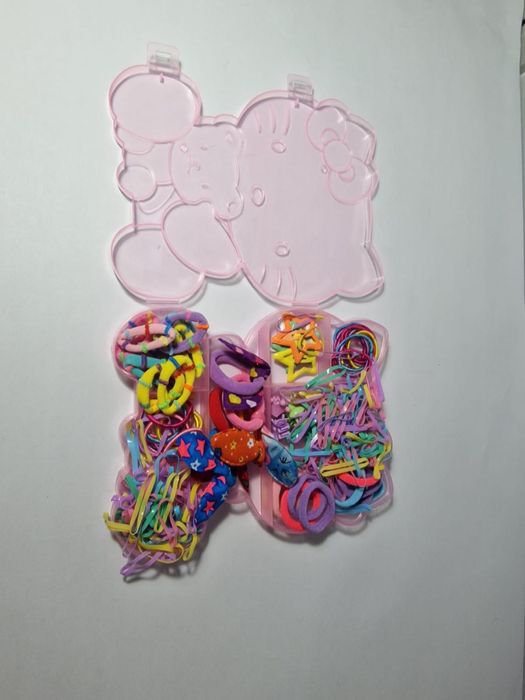 Cutie Hello Kitty cadou Craciun cu peste 400 elastice par colorate