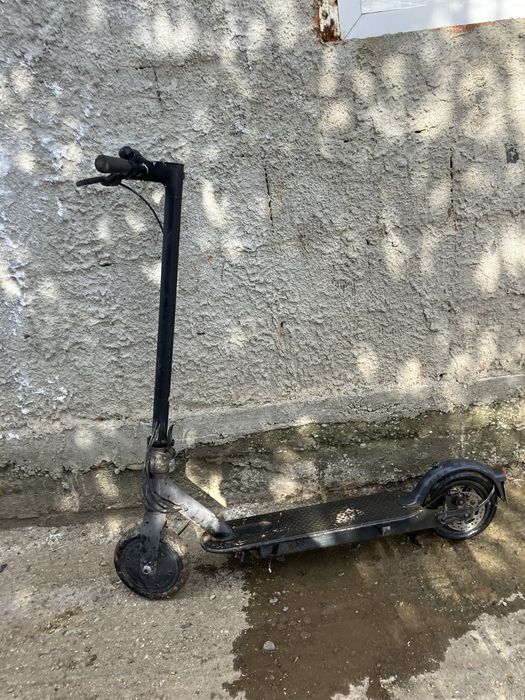 Trotineta electrica stare foarte functinabila pret negociabi 1200 lei