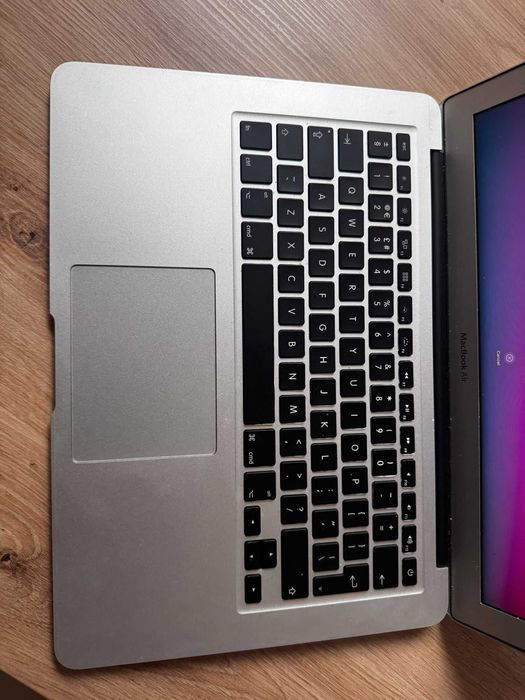MacBook Air 13 inch (2017) – i5 1.8 GHz, 8GB RAM, stare excelenta