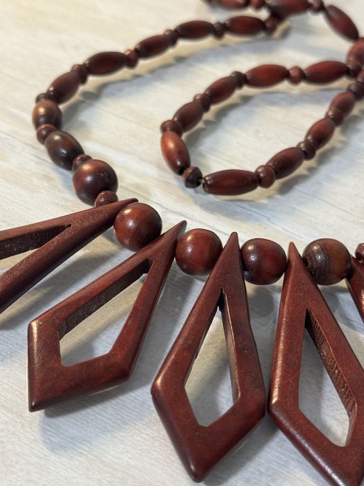 Колье и серьги из красного дерева СССР