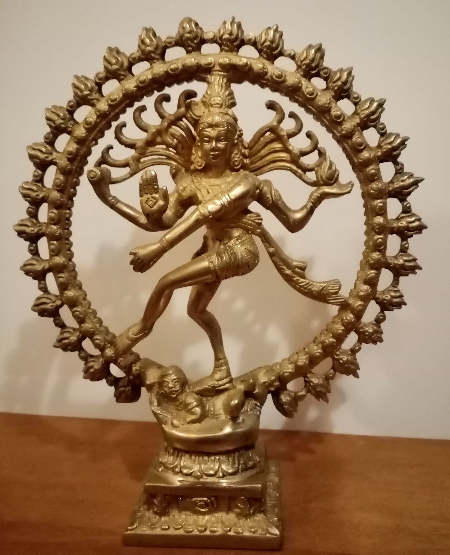 Statueta ce o infatiseaza pe zeita "Shiva" realizata din bronz masiv.