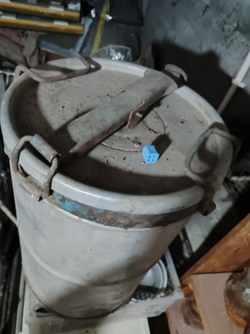 Разные банки и фляга