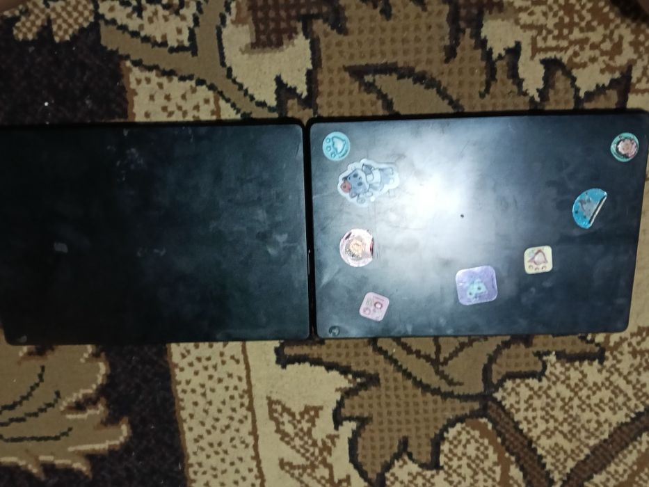 Vând 2 tablete la pachet ambele cu ecranul crapat una ptr piese