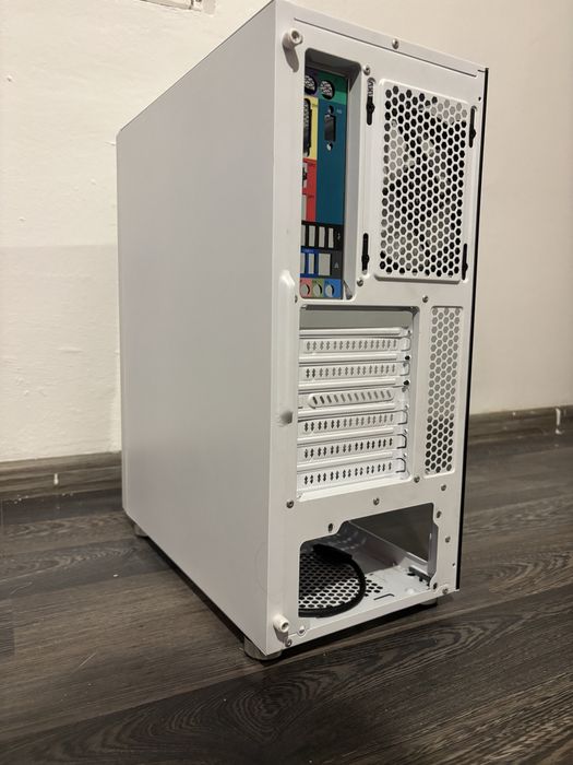Vând Carcasă PC Albă Ca Nouă