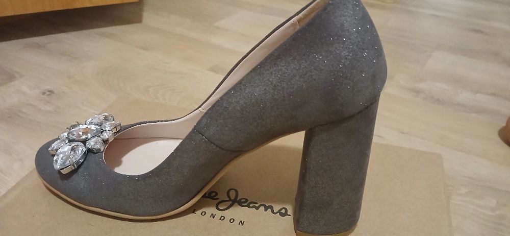 Pantofi de piele noi