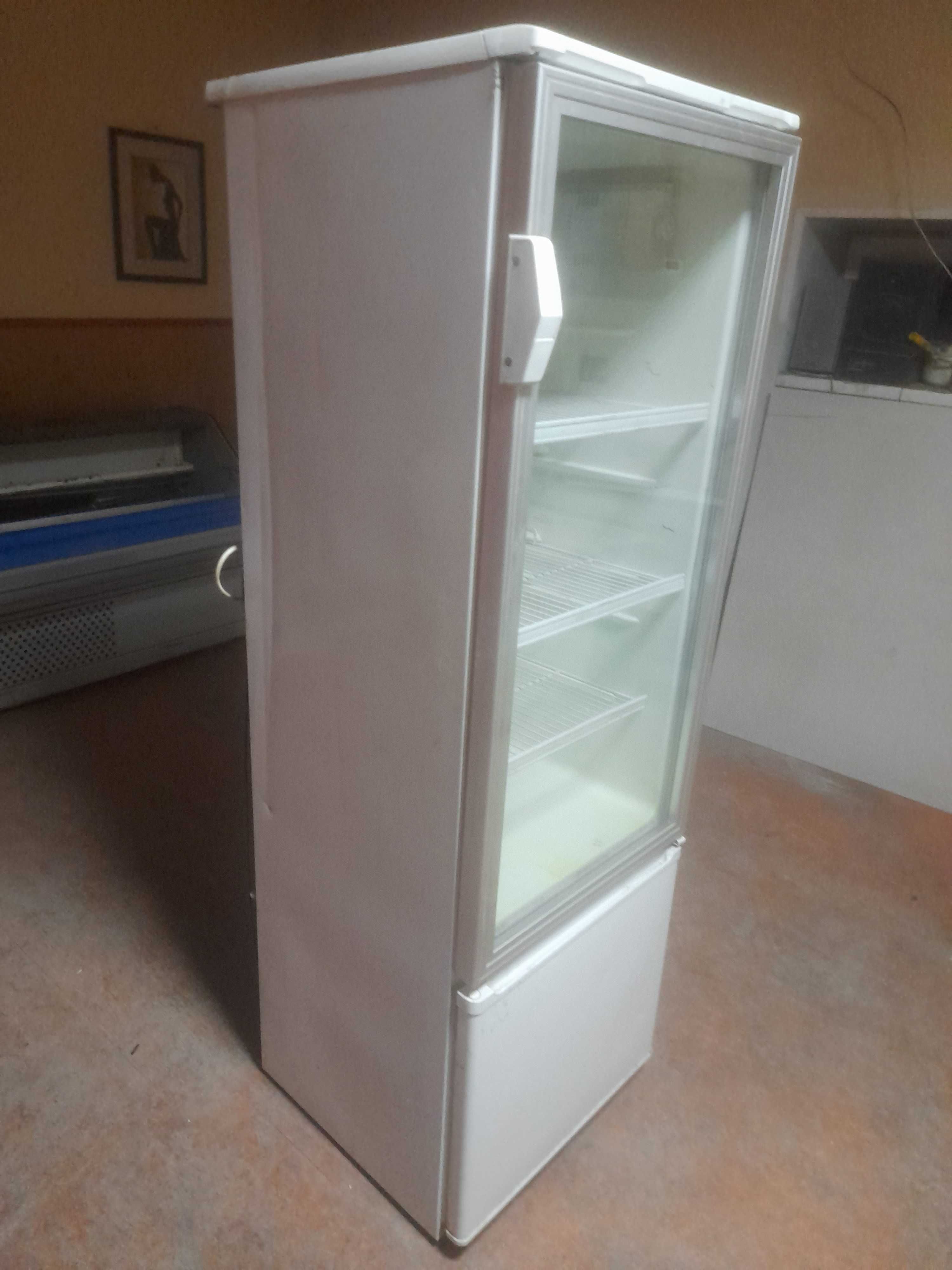 Холодильник шкаф с морозильной камерой.