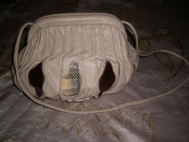 Кокетна малка дамска чанта от естествена кожа със змийски елементи