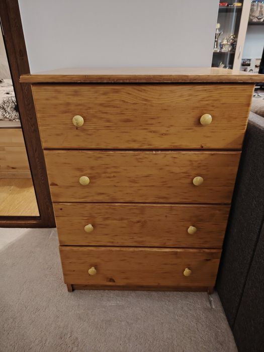 Скрин от дърво, столове от дърво и метал