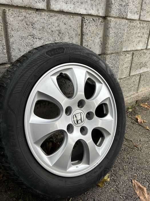 Джанти за Honda 16 с зимни гуми Good Year