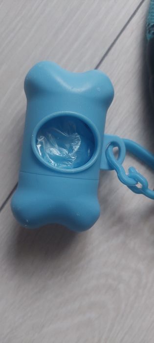 Lesă cu mâner din spumă și accesoriu pentru pungi