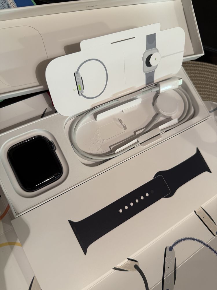 Apple Watch SE 44mm с гаранция до декември 2026 г.