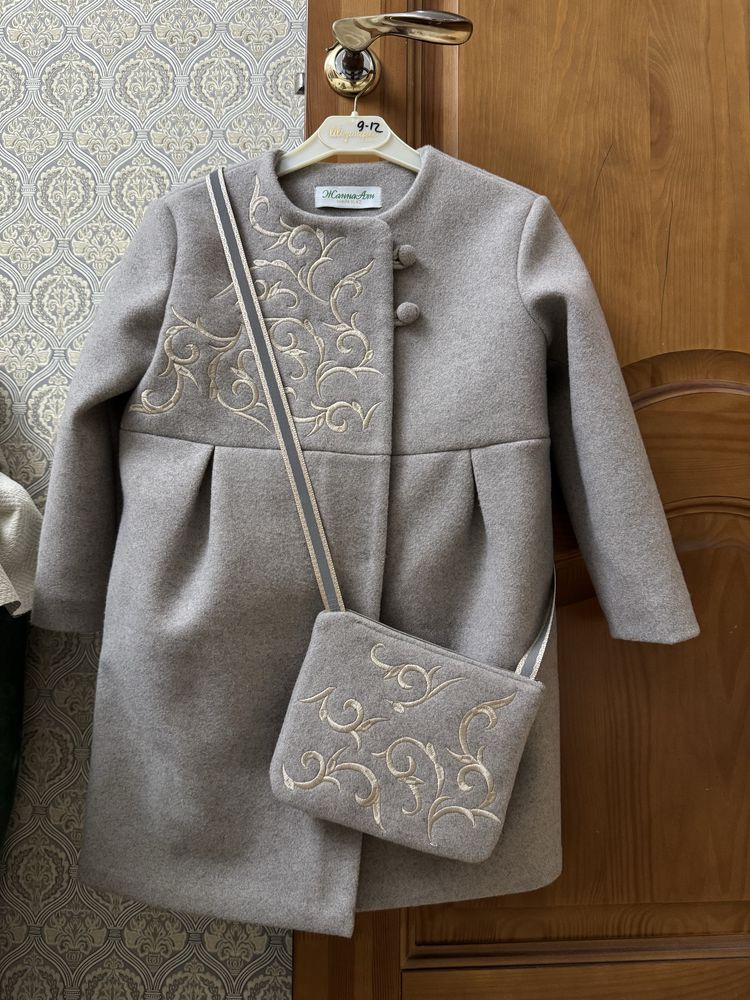 Пальто для девочек 6-8 лет
