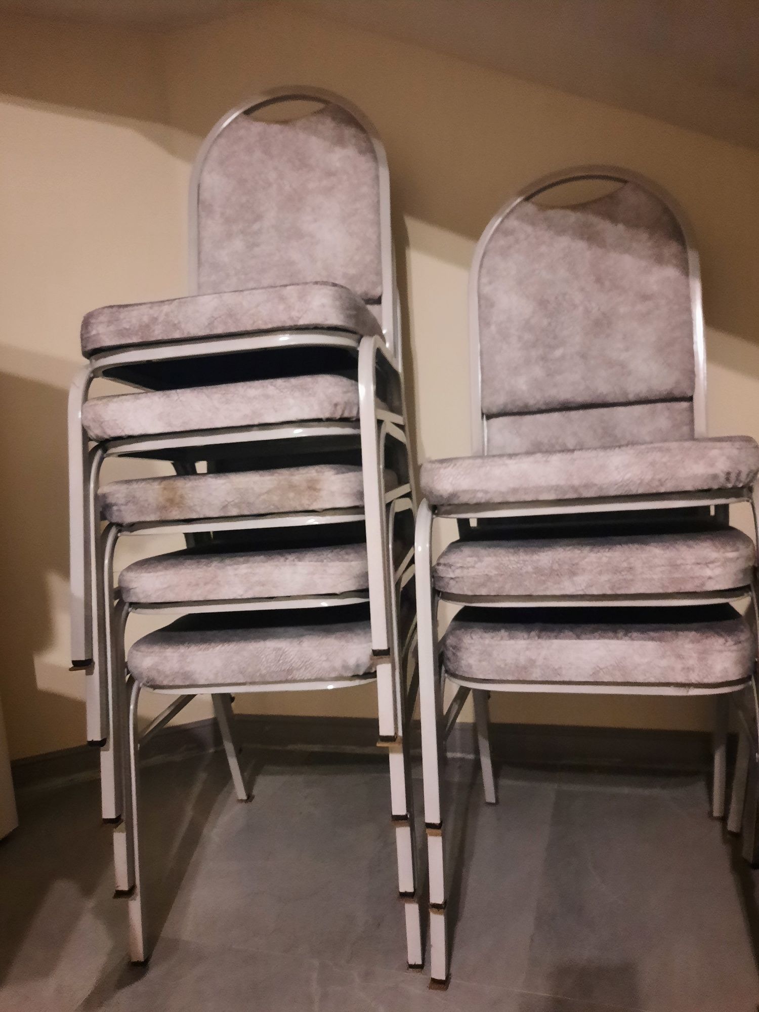 Новые стулья крепкие серого цвета, складываются друг в друга