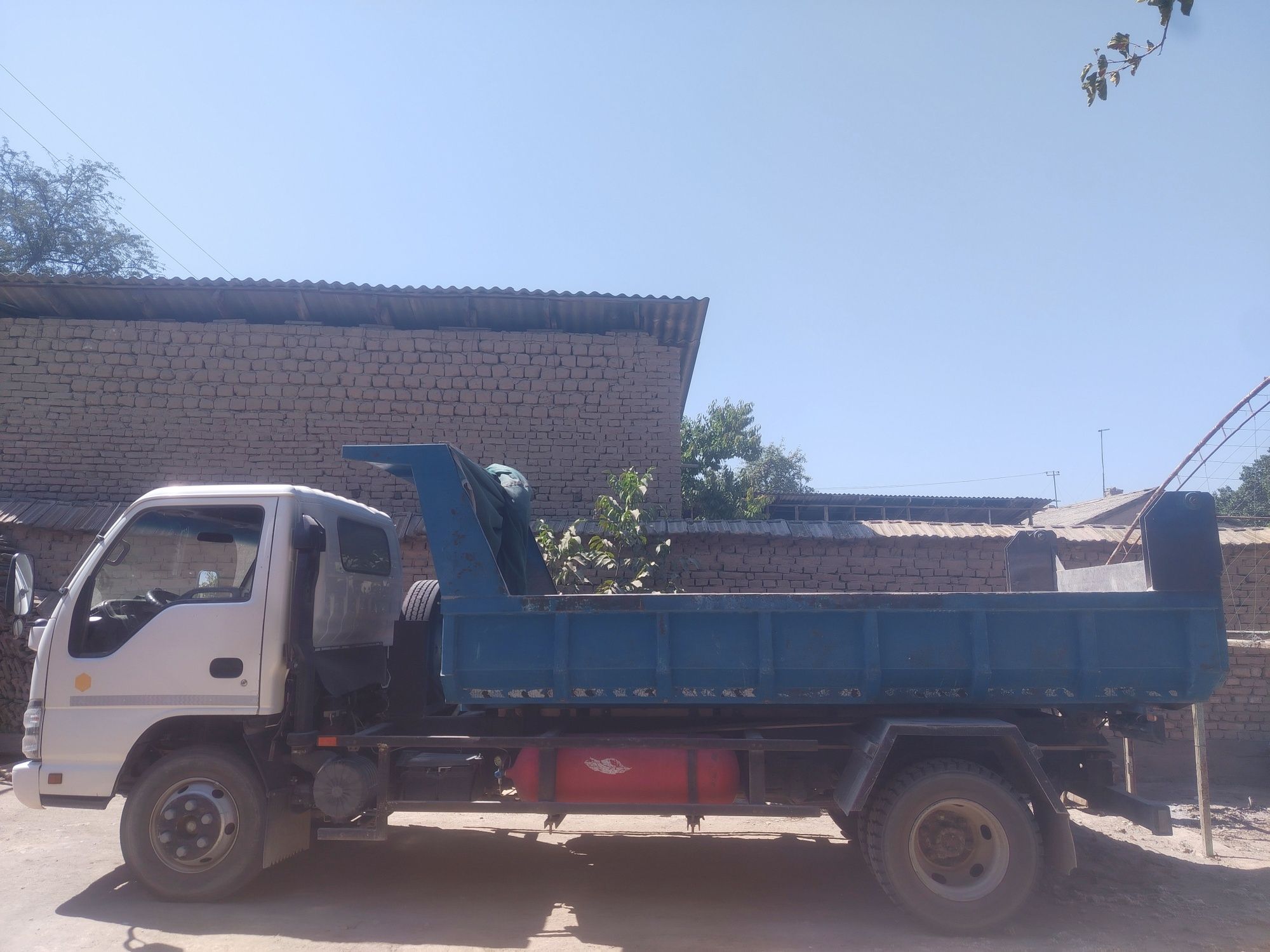 Продаётся  заводской самосвал ИСУЗУ NQR (газ)/Samasval ISUZU