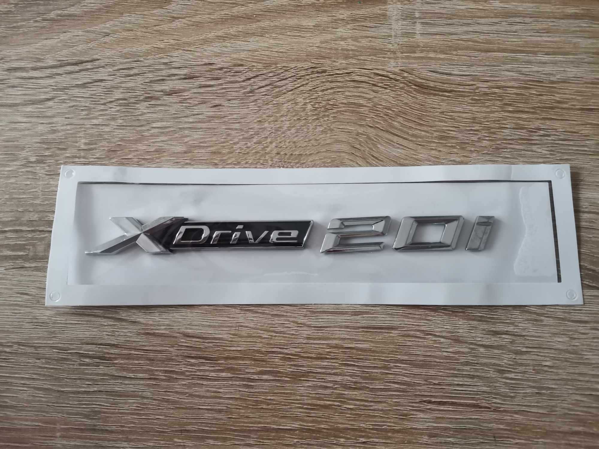 сребрист надпис BMW Xdrive 20i