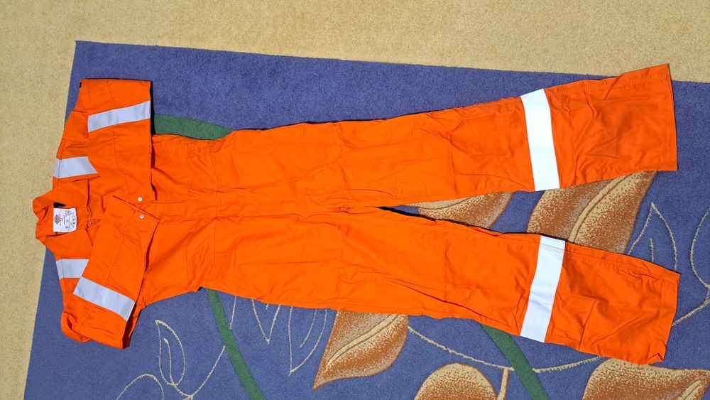 Продаю комбинезон летний,  новый, цвет оранжевый. Торг