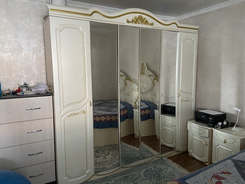 Шифоньер+2 тумбочки в хорошем состояний