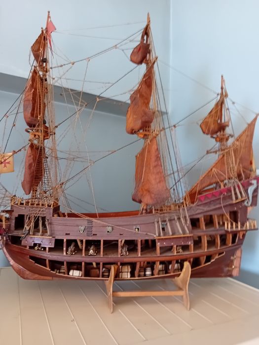 Obiect de colecție macheta corabie lucrata manual și un tablou goblen