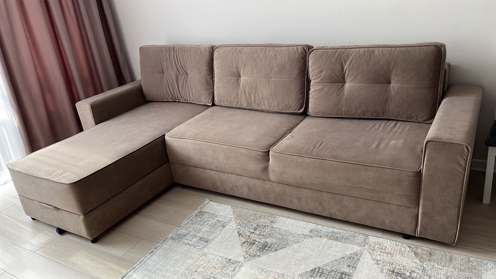 Продам отличный диван. Длина 3м×1м, угол 1,80м. Состояние как новое.