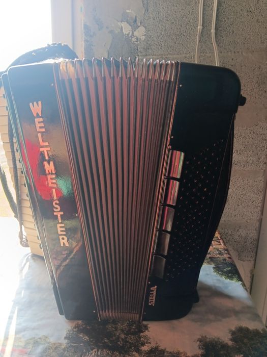 Продавам акордеон Weltmaster Stela 96 баса