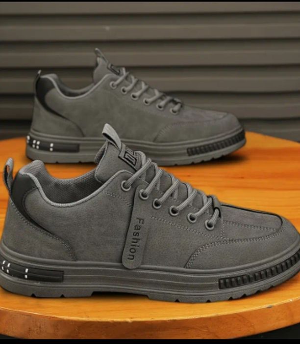 Продам мужскую спортивную  обувь 43