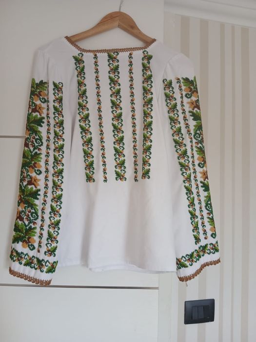 Camasa traditionala cusuta manual cu margele