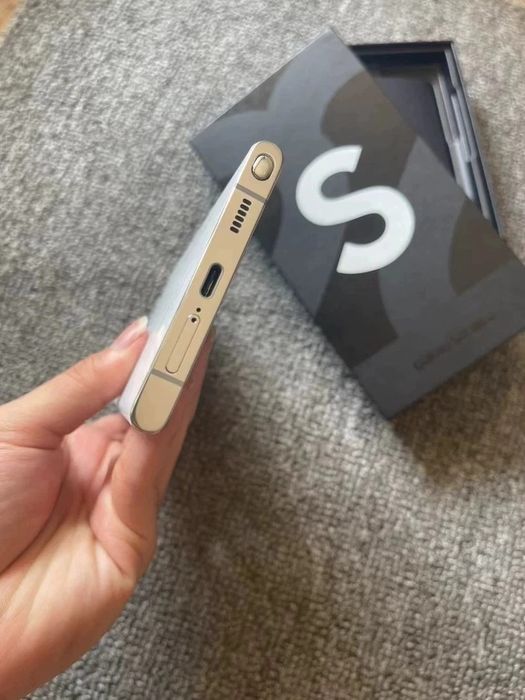 Samsung Galaxy S22 Ultra Alb Perlat 12GB RAM -256 GB memorie