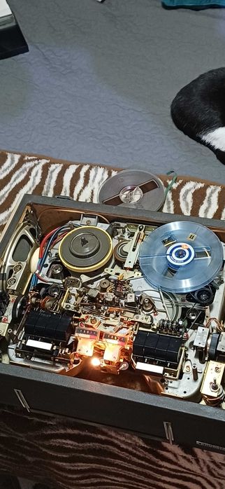 Grunding TK-341 magnetofon pe lampi