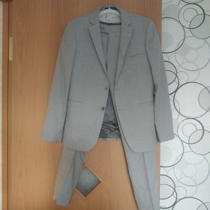 Отдам по 3000 костюмы и куртку зимнюю по 5000тенге.