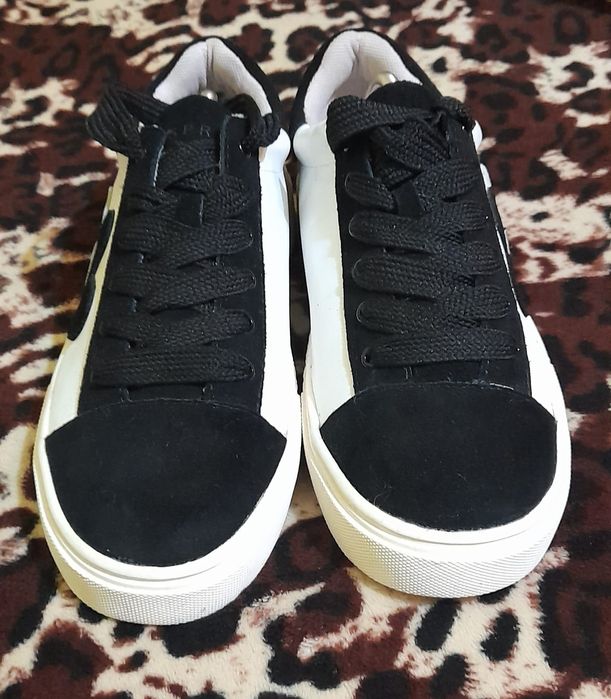 Vând urgent adidași esprint mărime 40