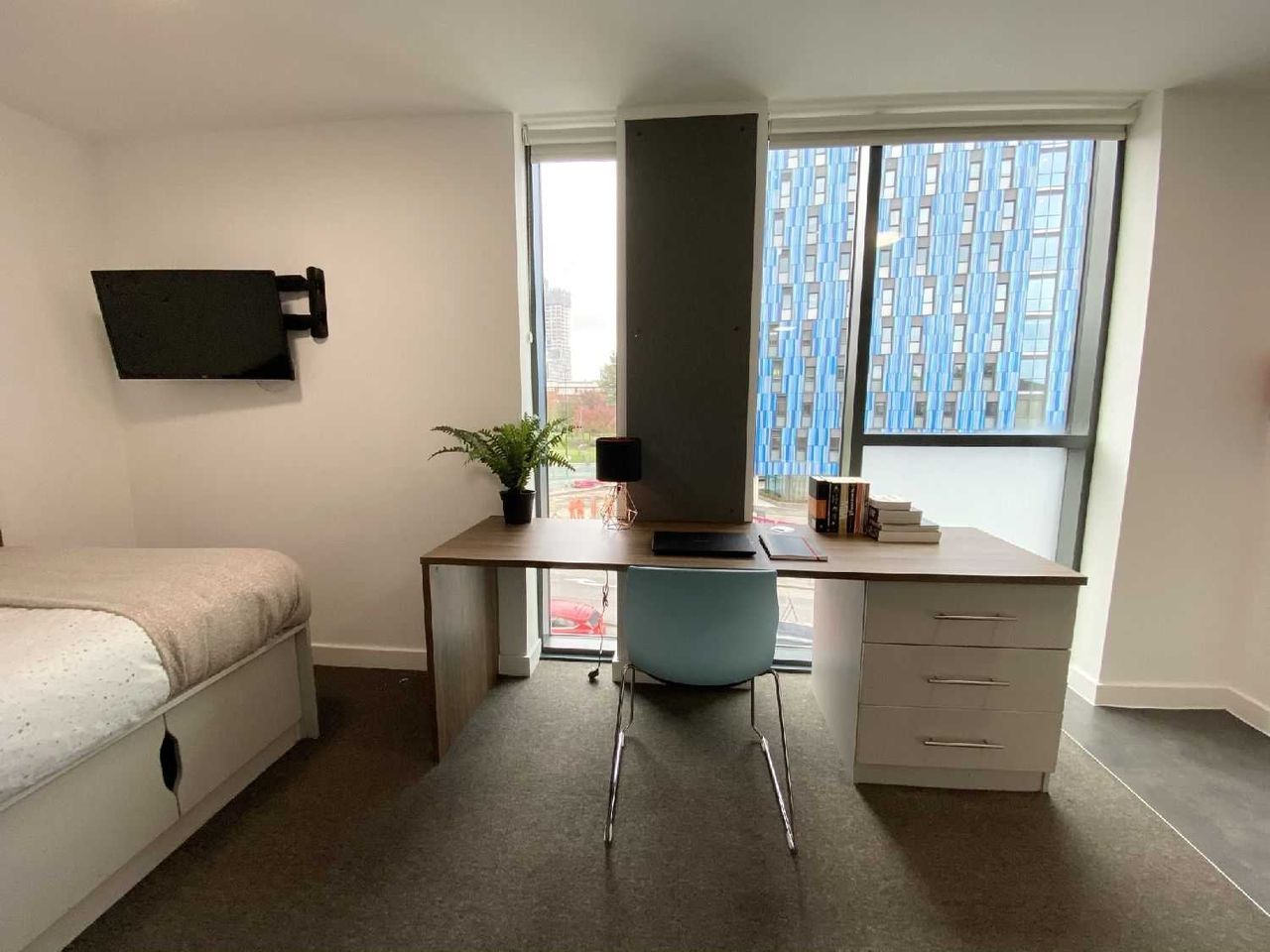 Дава се под наем Двустаен апартамент в София, Център - 55 кв.м за 387.6 € - Снимка #1