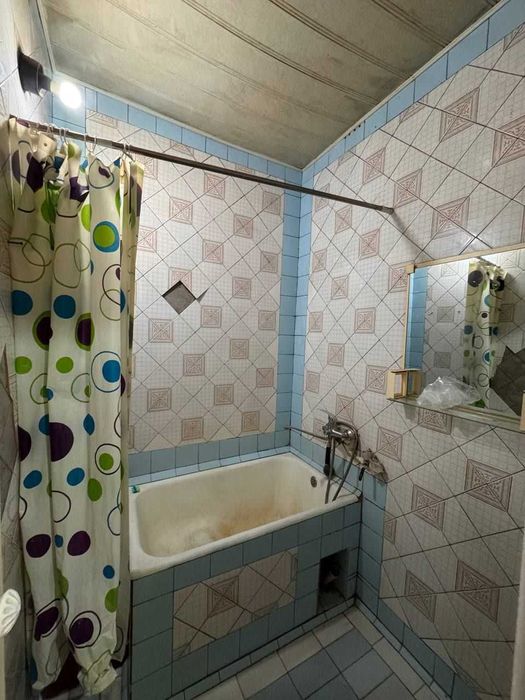 Юнусобод 2 хона 3 этаж сотилади