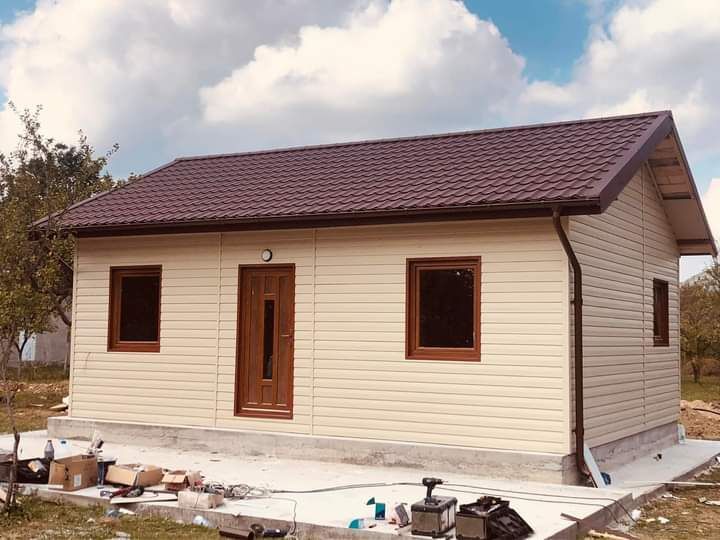 Vindem căsuțe modulare cu două dormitoare baie bucătărie și living
