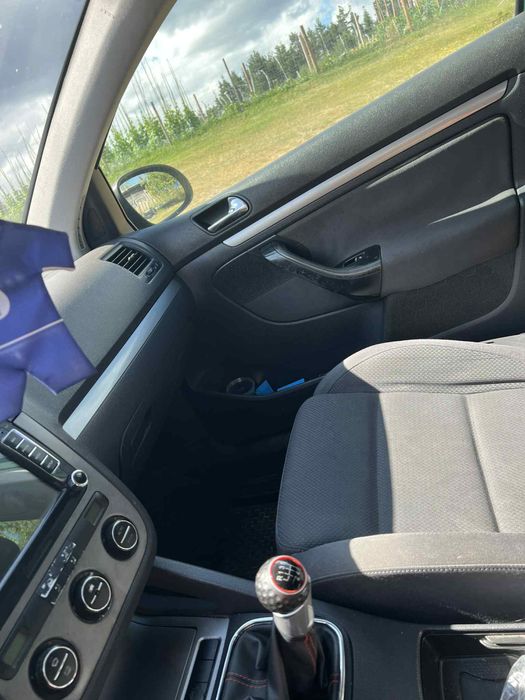 Продавам голф 5