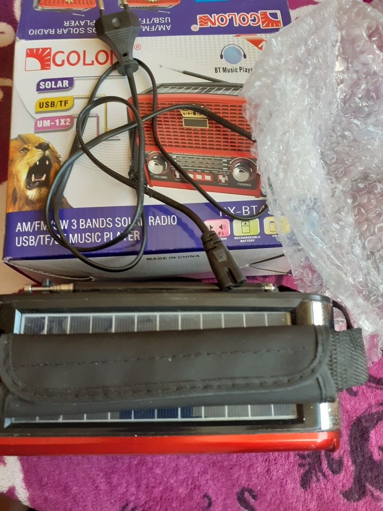 Продавам ново радио с влашка и карта  слънчеви батерии и ток
