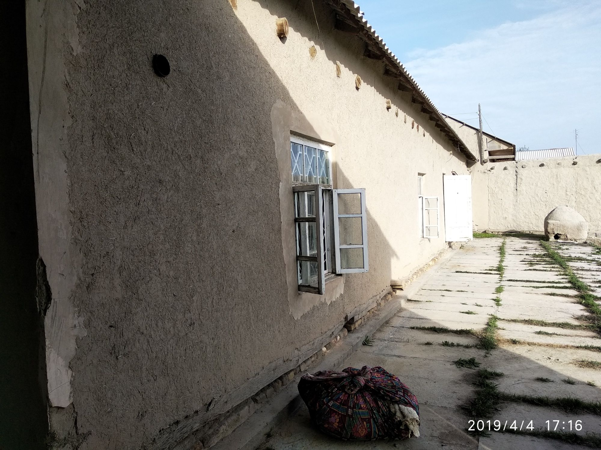 Shofirkon tumanida Navoiy kalxoz.Talsangobod qfyda  uchaska sotiladi