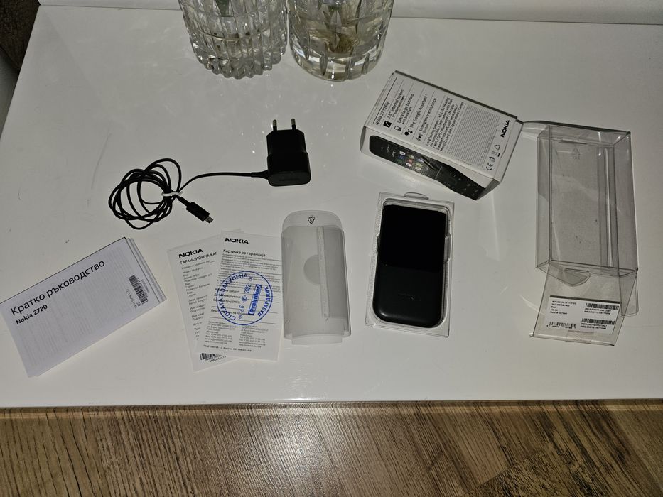 мобилен телефон Nokia 2720 Flip и слушалки Nokia Active WH-501