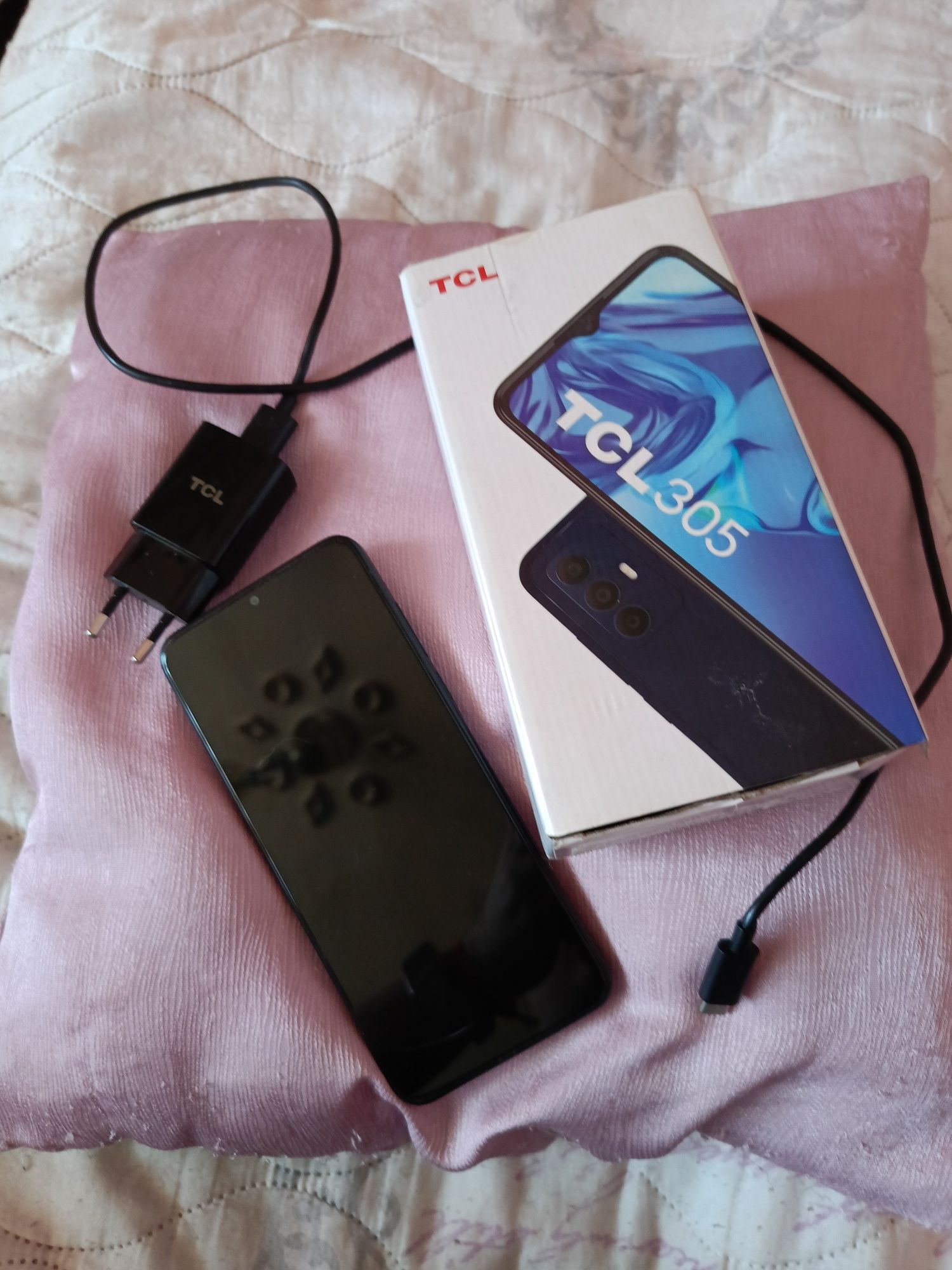 Напълно запазен смартфон TCL 305