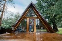 Cabane A-Frame – Design modern, confort maxim, impact minimalistic