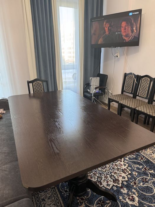 Стол со стульями для гостиной