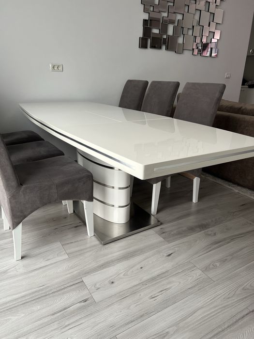 Canapea extensibila si cu loc pentru depozitare.