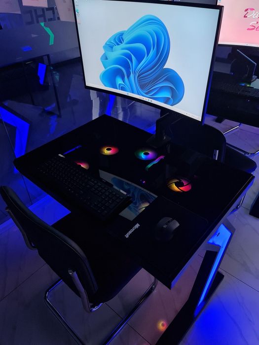 компьютер на столе