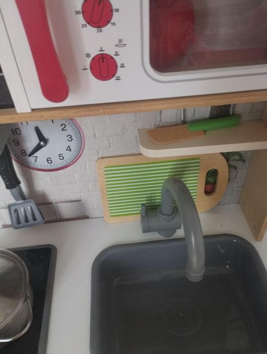 Дървена детска кухня с принадлежности.