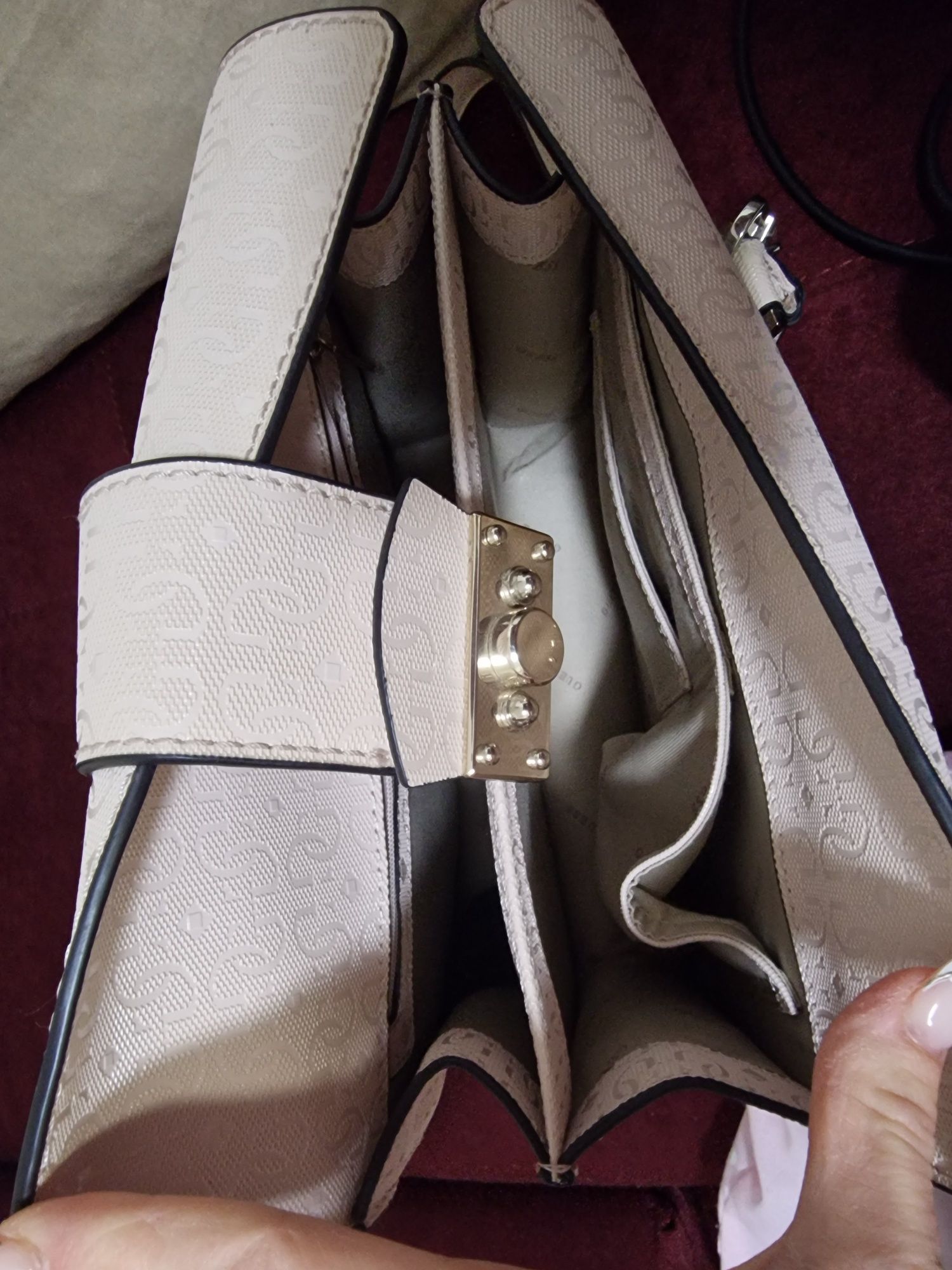 Дамска чанта Guess